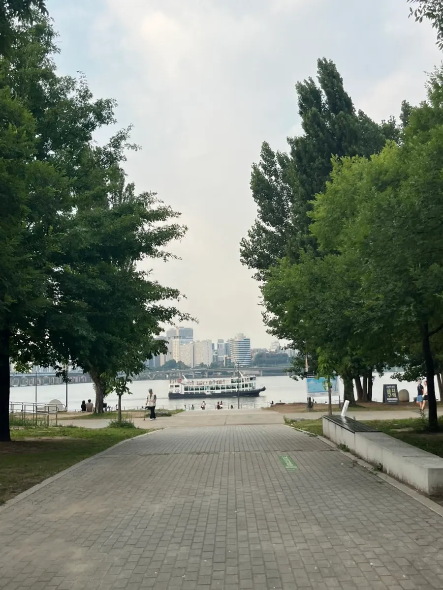 Path through Yeouido Hangang Park where yachts are gathered