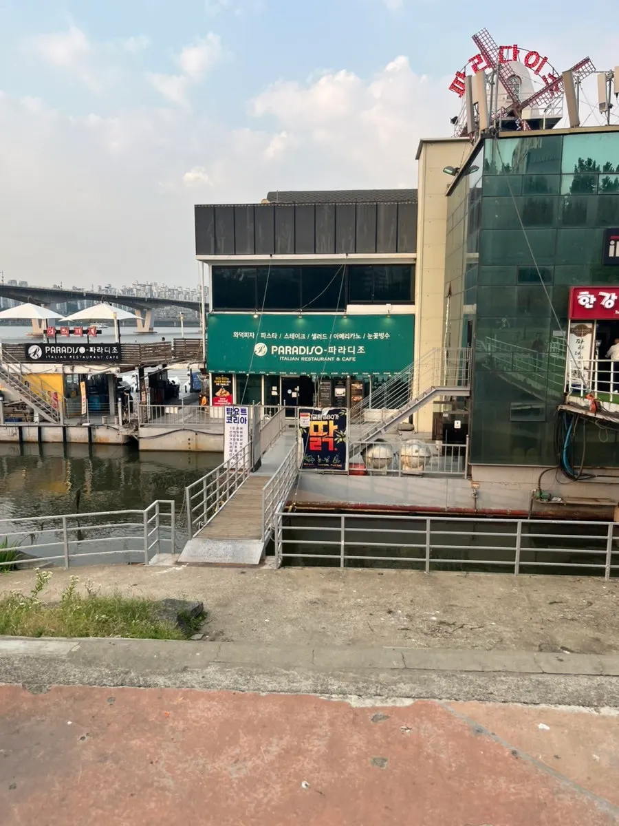 Walk to the marina while looking at the Han River