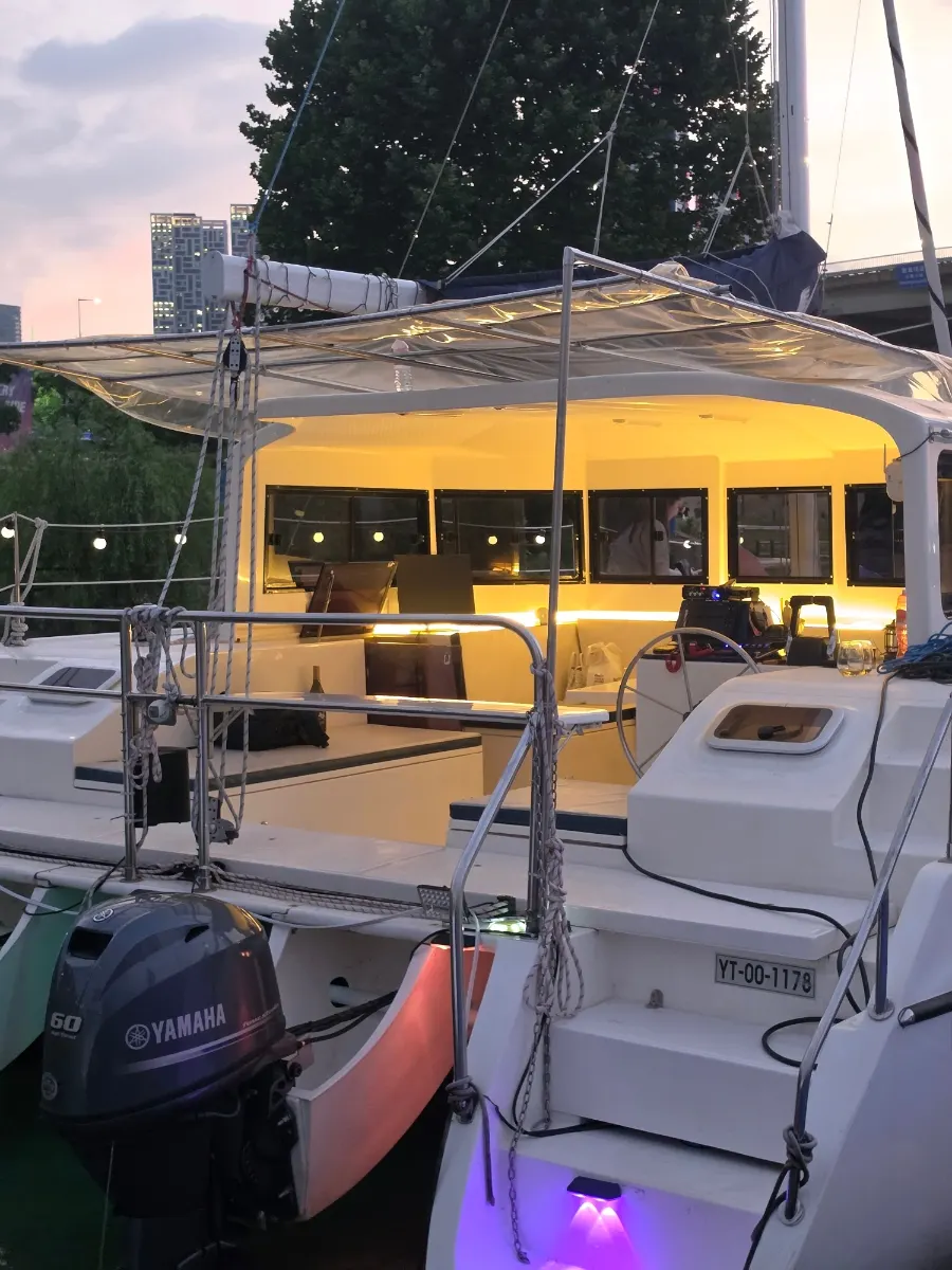 Guidance at the yacht boarding location