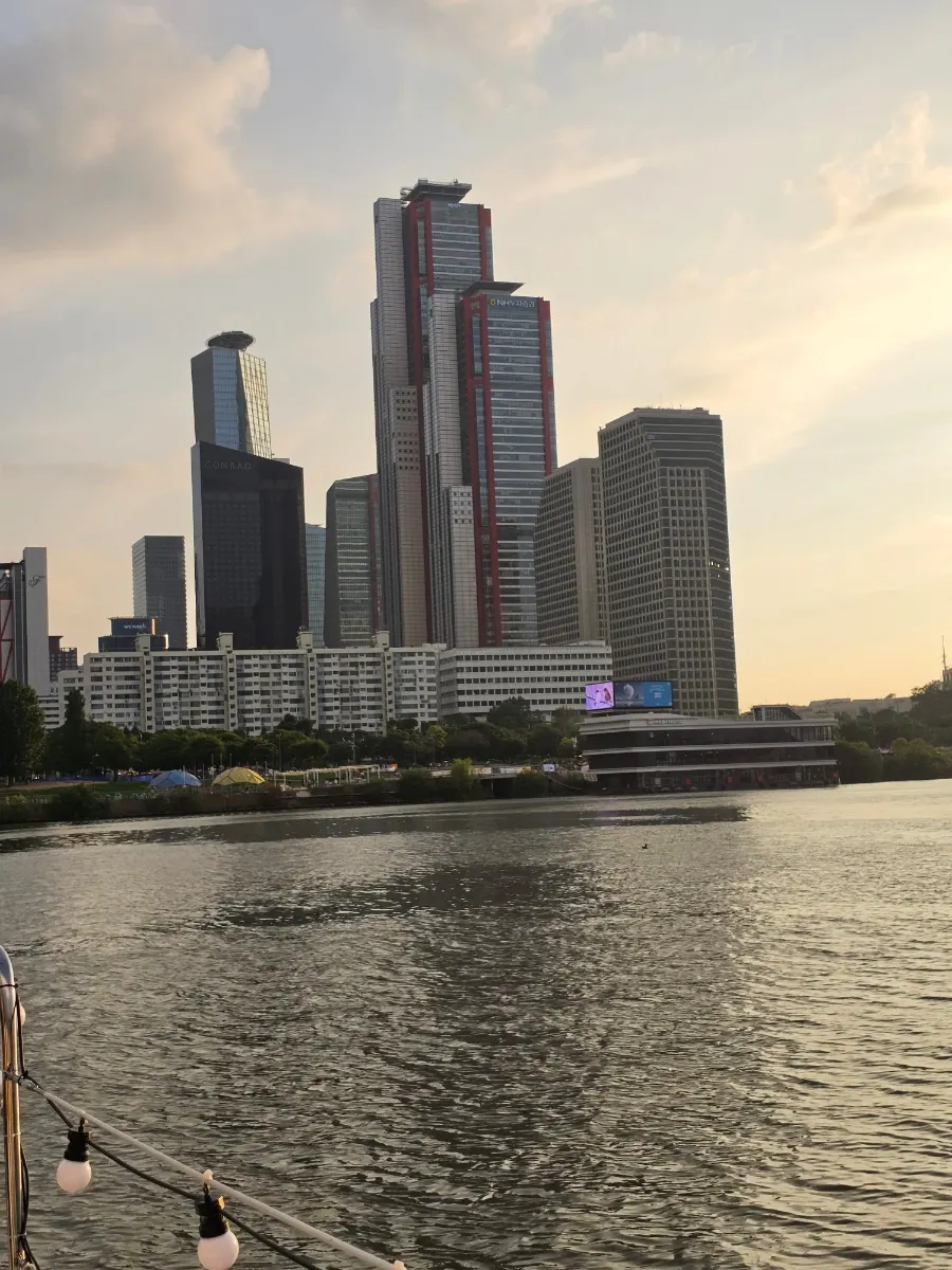 A neat-looking Han River yacht exterior