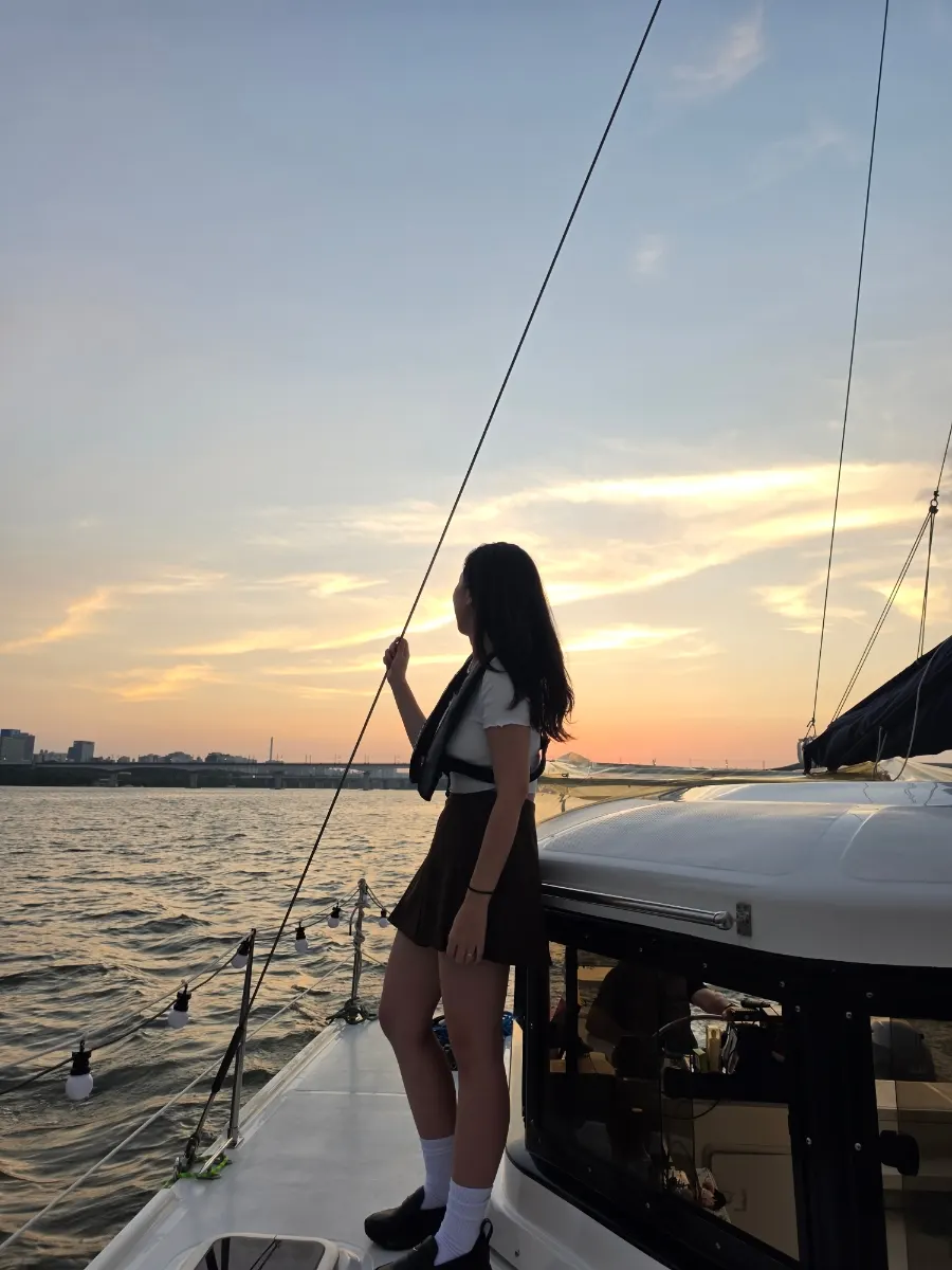 Time on a yacht with the Han River as a backdrop