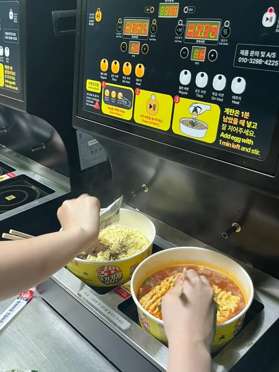 Hangang ramyeon eaten after getting off the yacht
