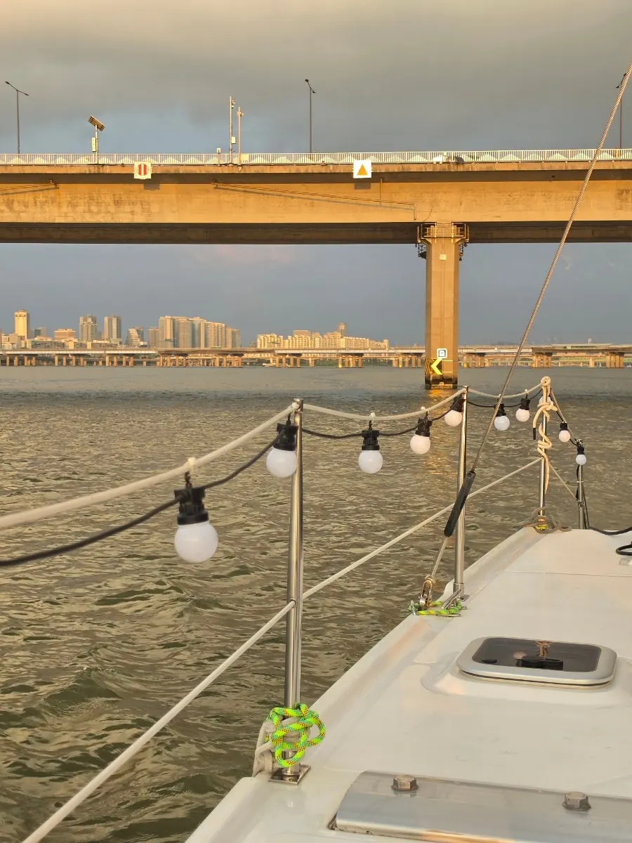 Han River yacht ride with the sounds of water and wind