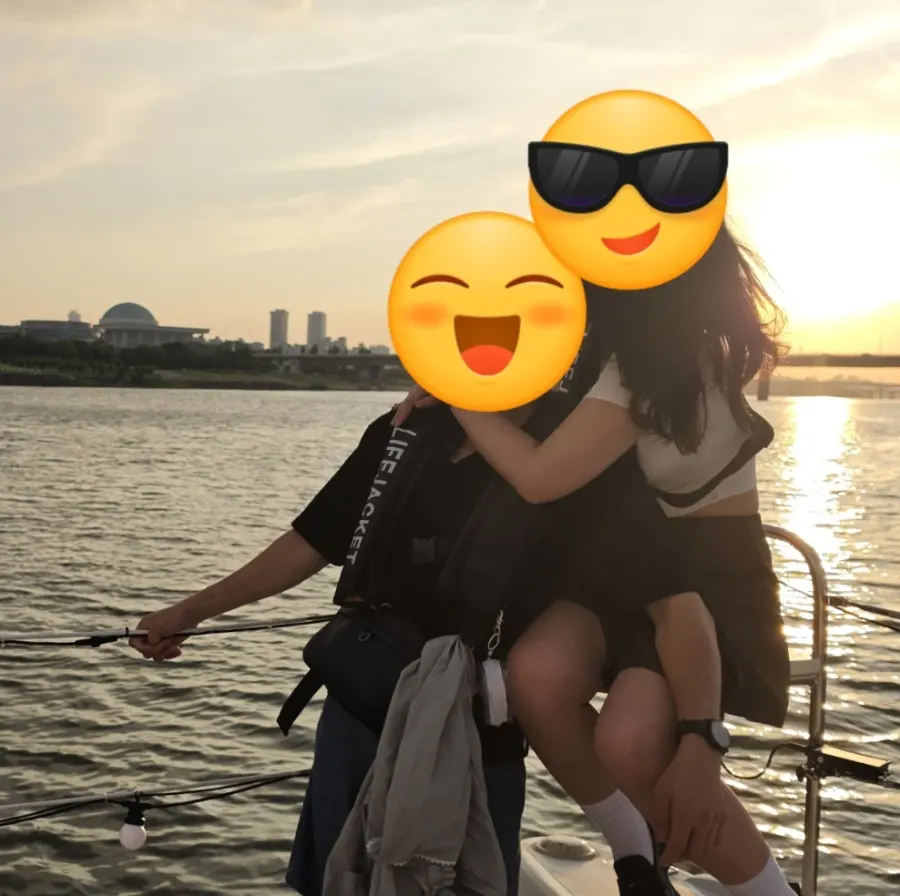 Relaxed closing view of a Han River yacht tour