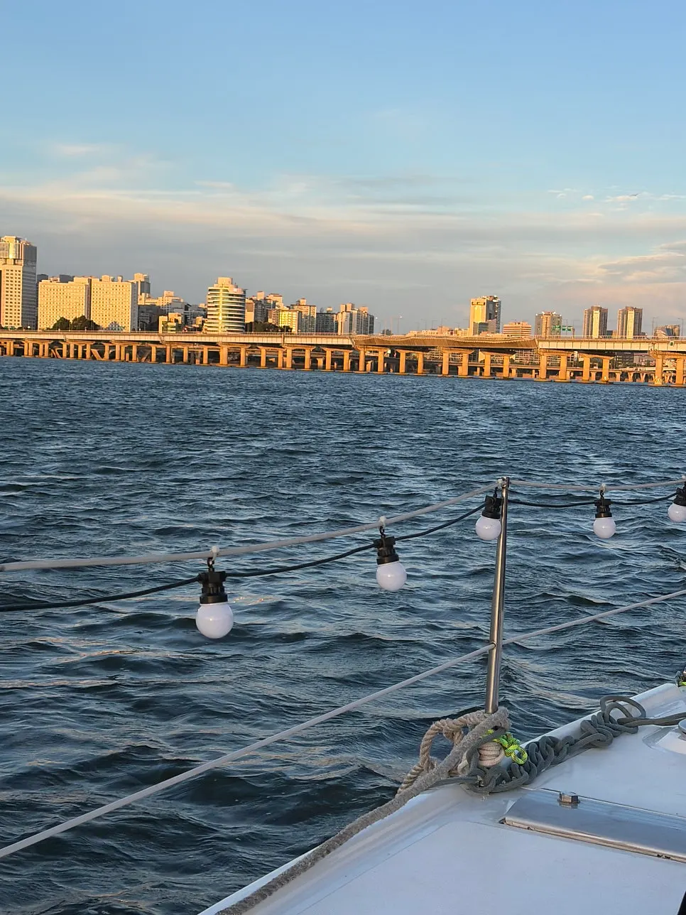 Han River yacht scenery toward Dangsan