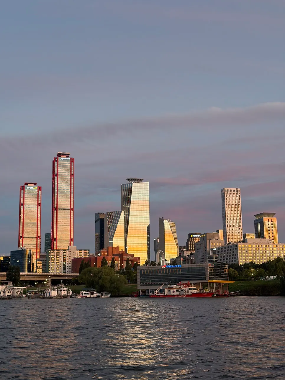 Yacht scenery on the wide-open Han River