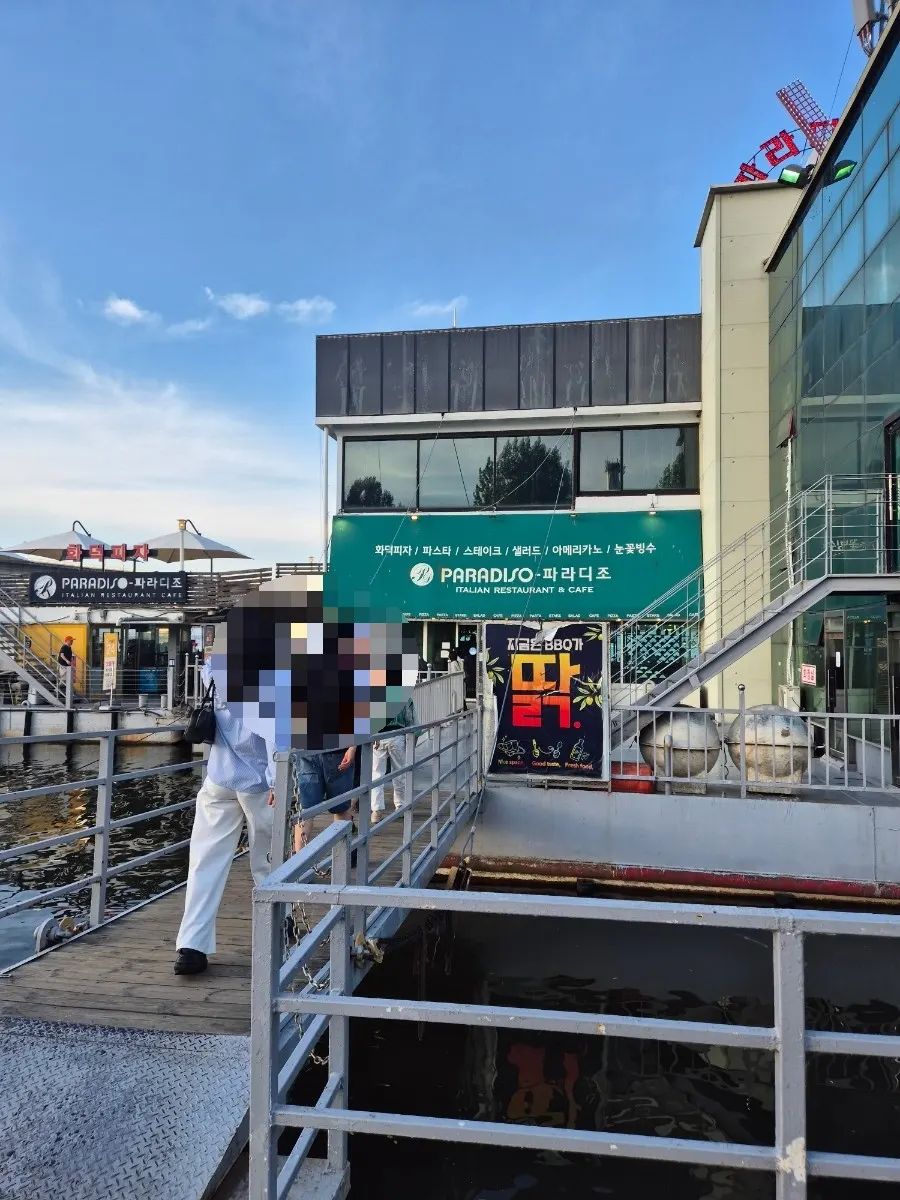 Photo introducing a Yeouido Han River yacht tour