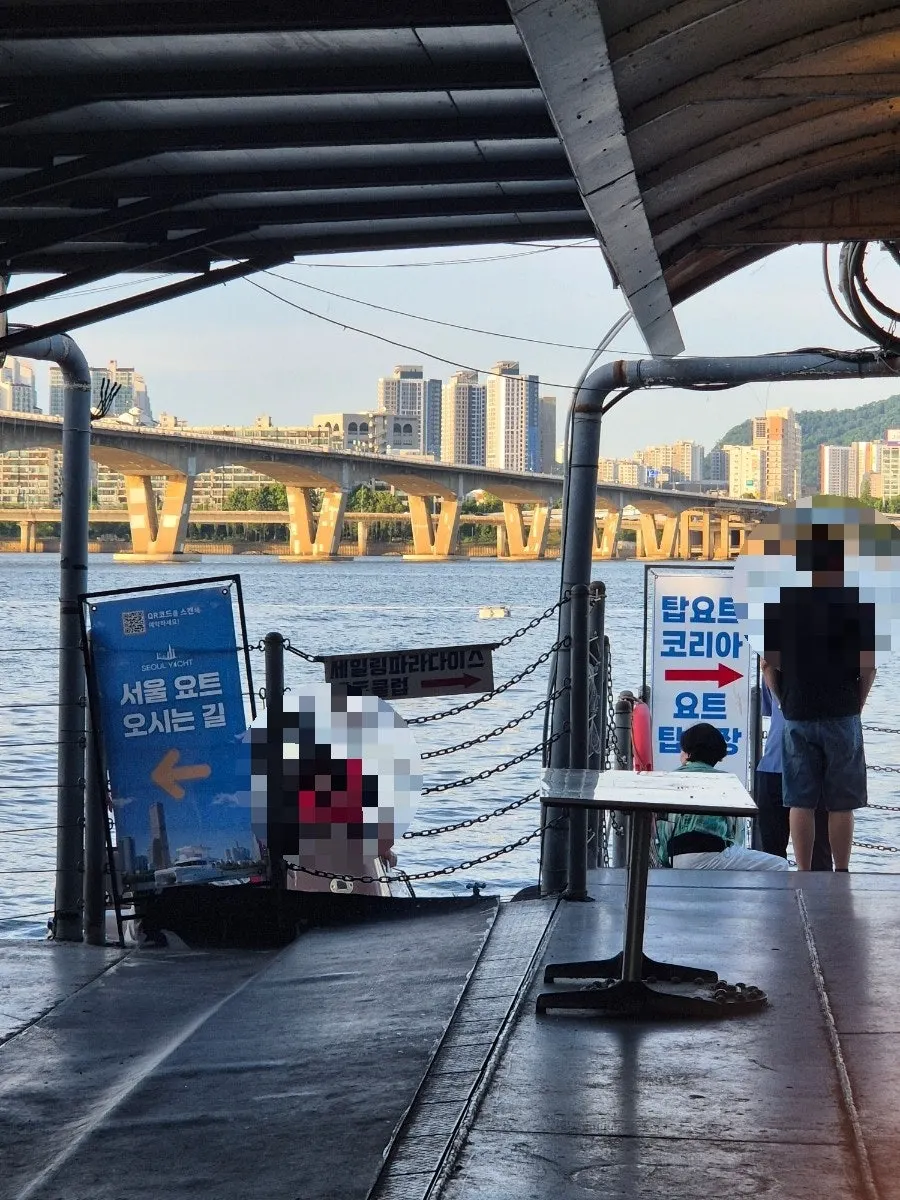 Yacht tour at Yeouido Hangang Park
