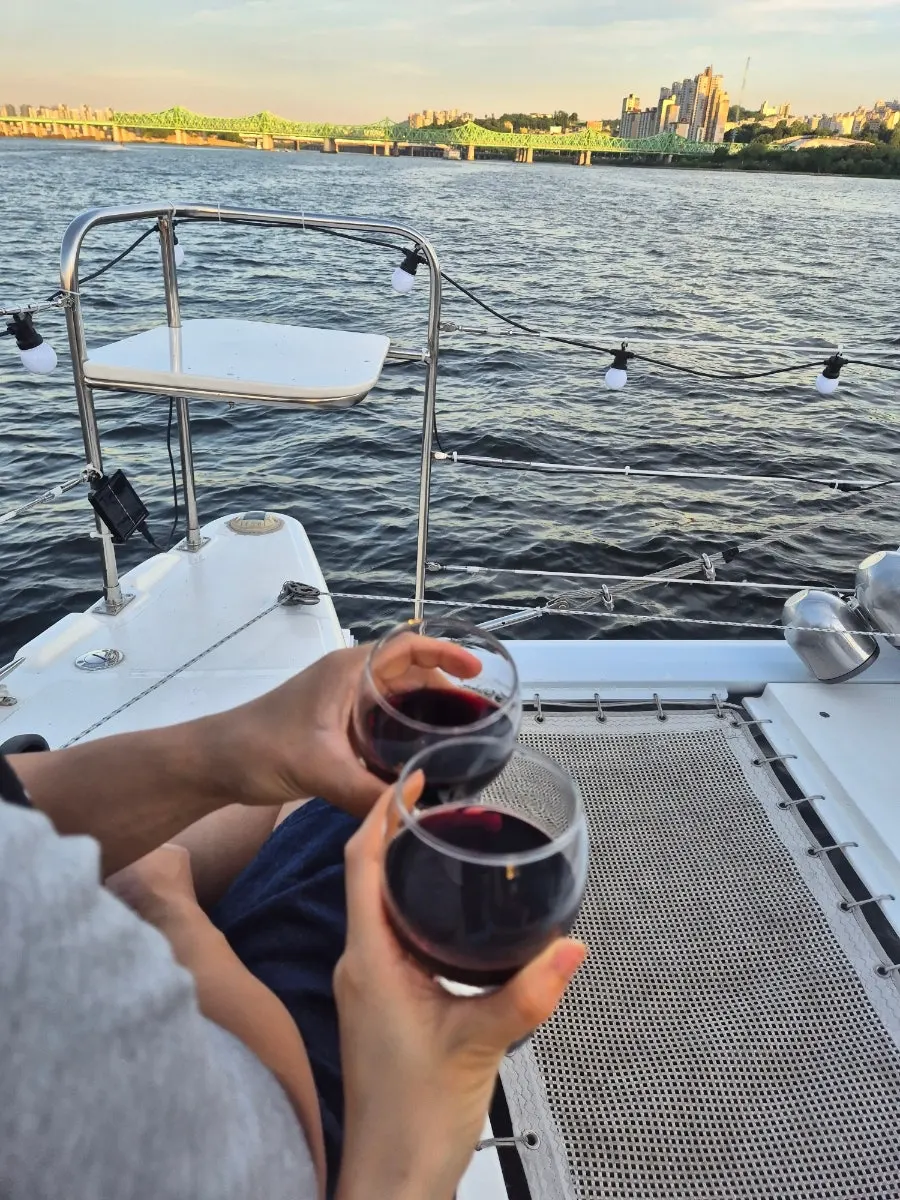 Date holding wineglasses on the Han River