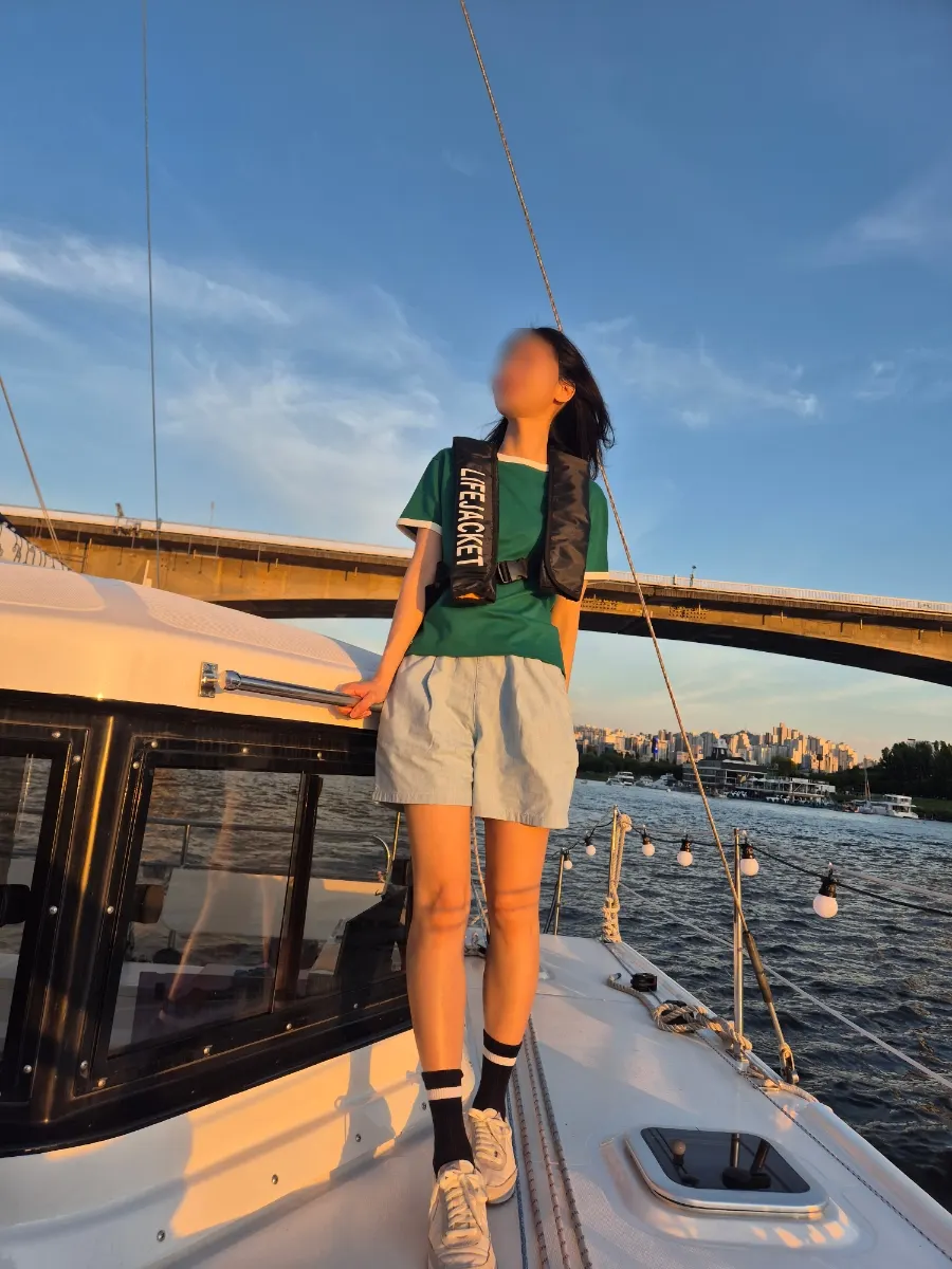 Han River yacht scenery at sunset