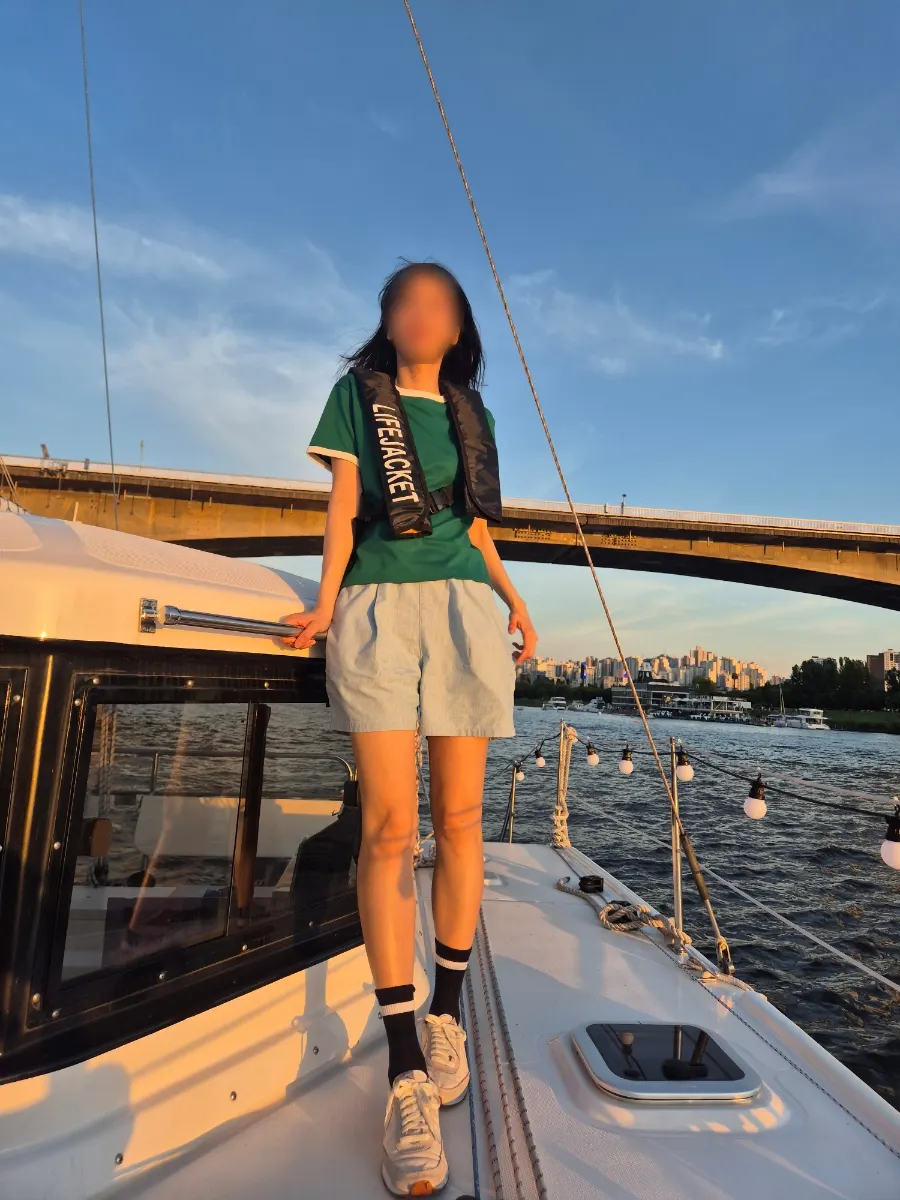 Yeouido Han River sunset wine date with Sailing Paradise