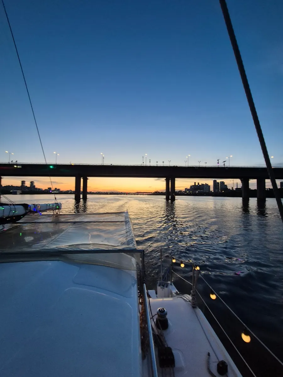 Yacht tour traveling across the Han River