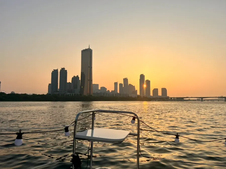 Han River sunset yacht-date scenery
