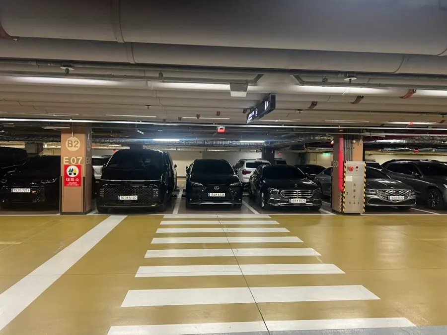 Han River public parking lot full on a weekend