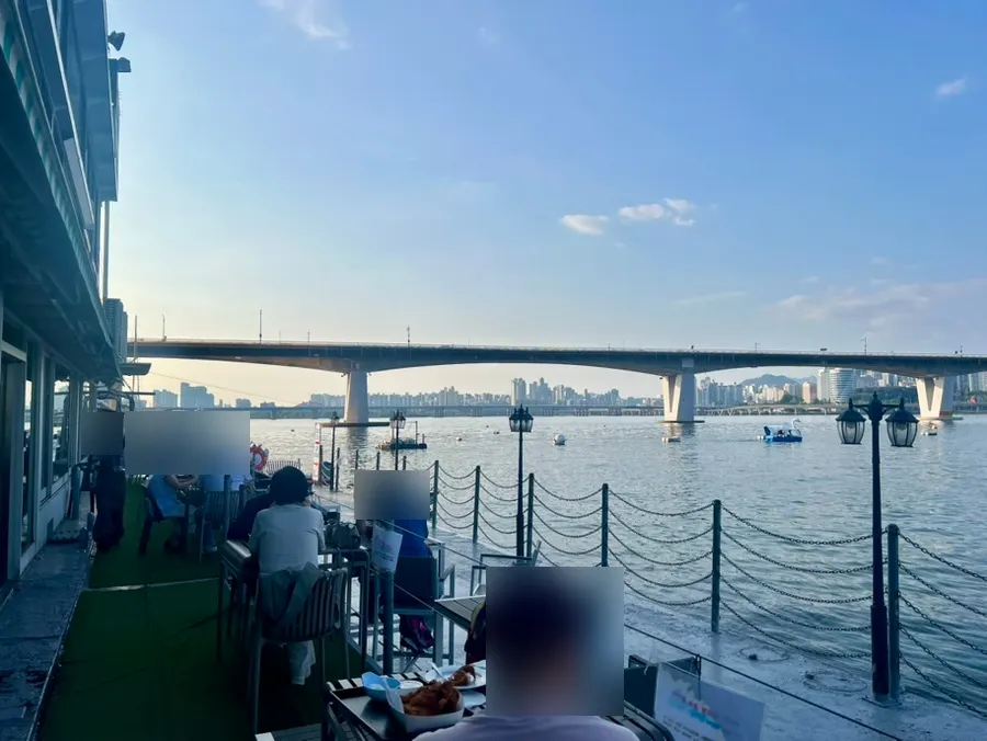 Han River-view restaurant in front of the yacht dock