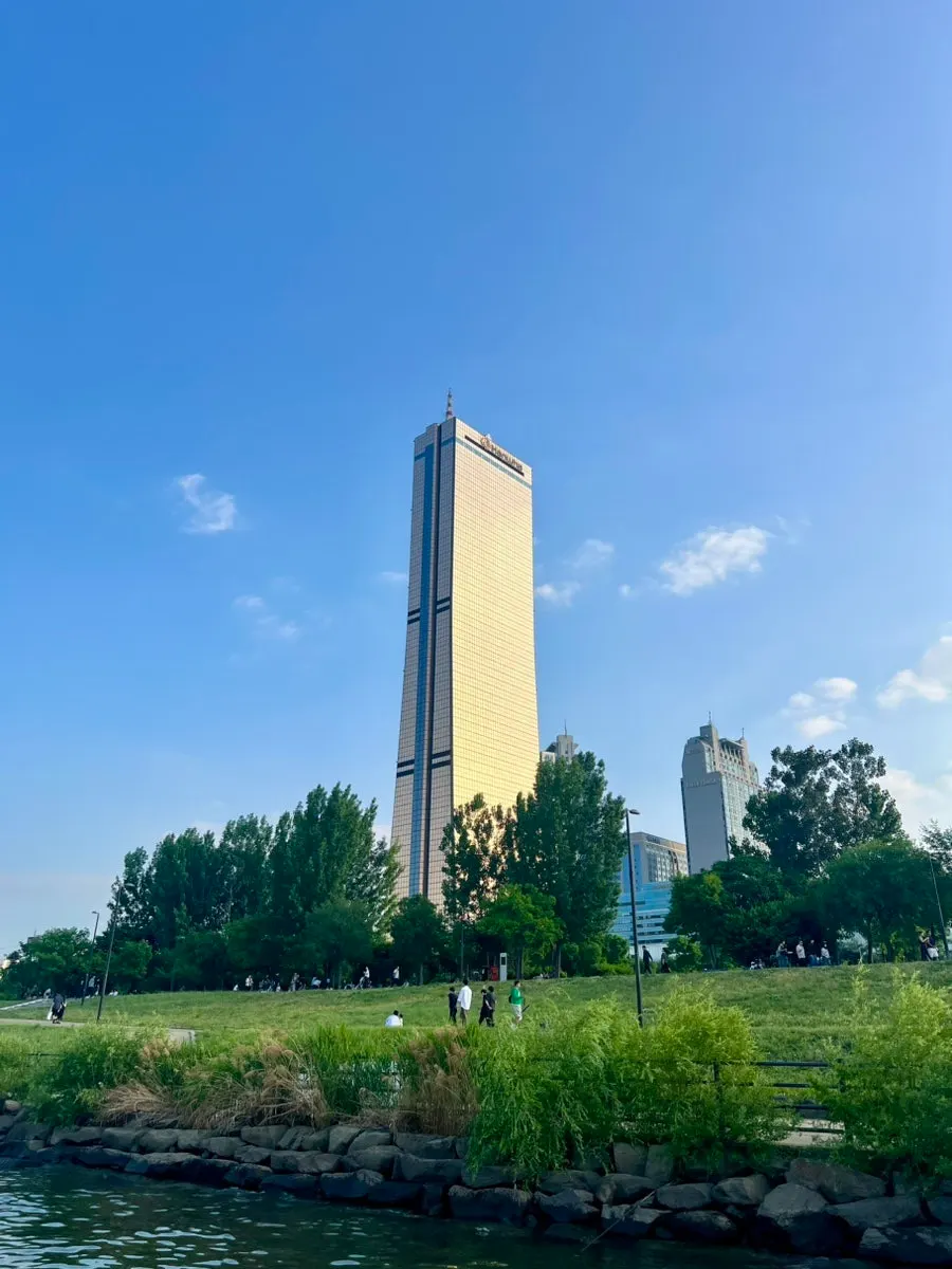 Daytime scenery on a Han River yacht tour