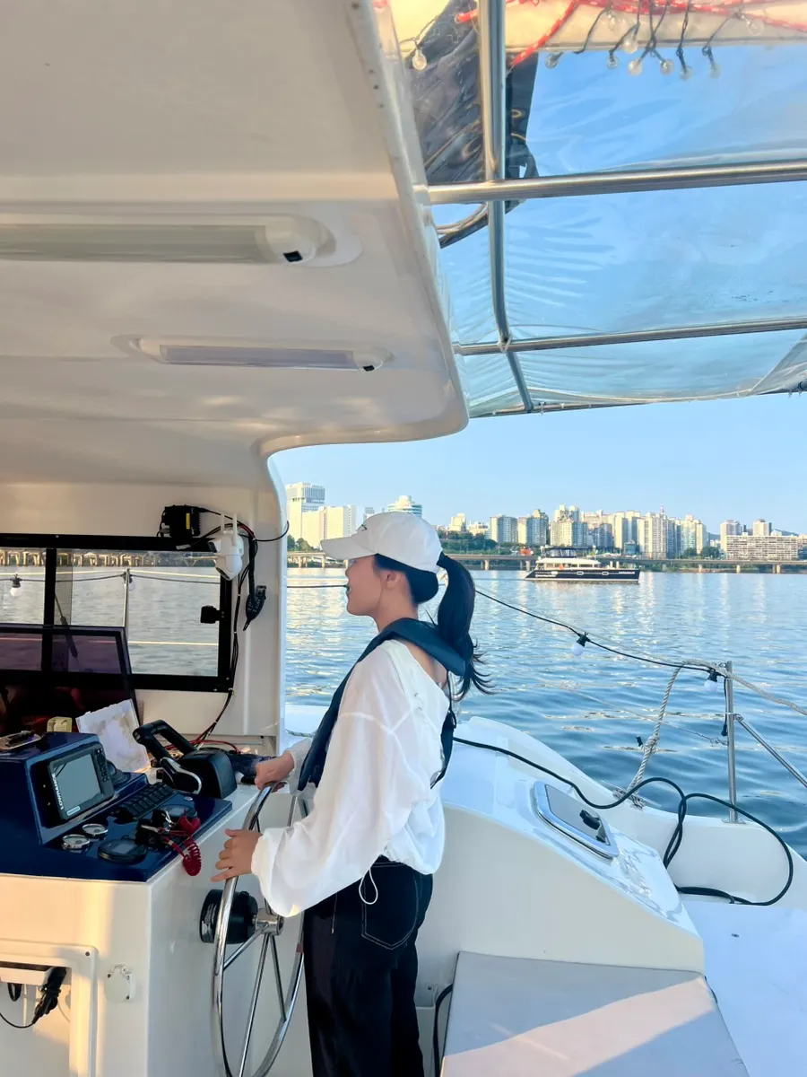 Hands-on yacht steering experience on the Han River