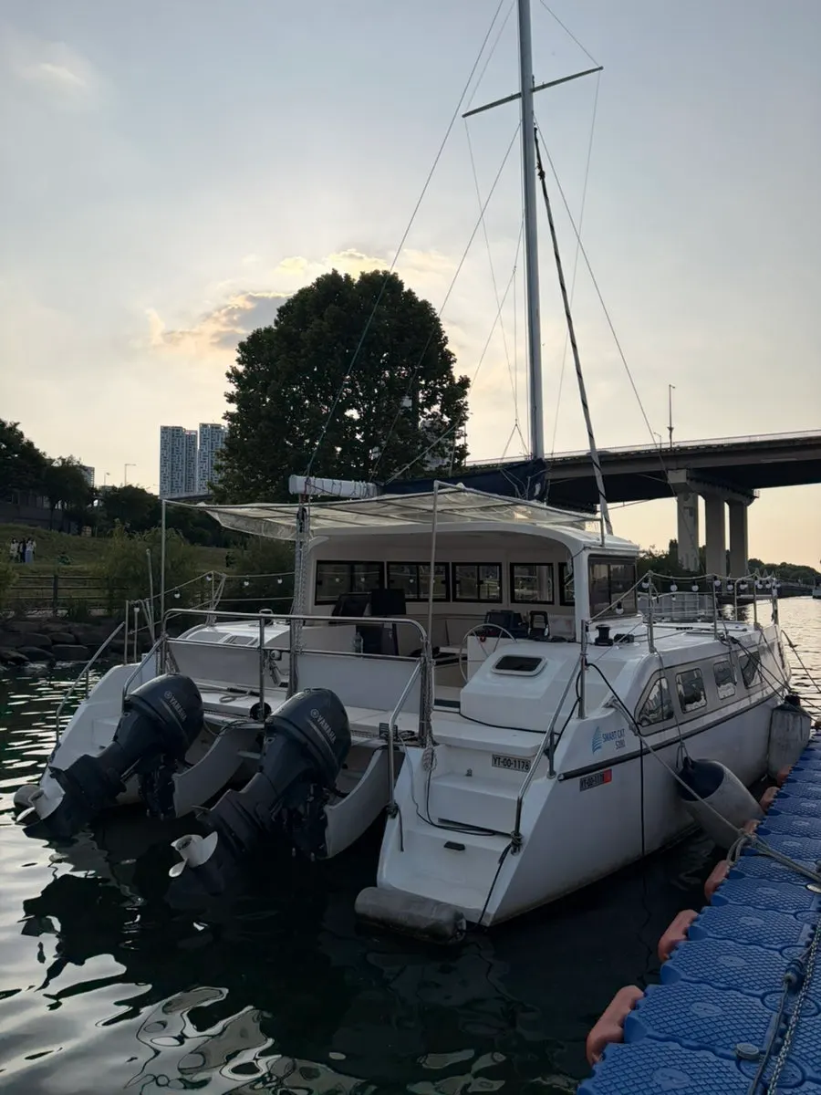 The yacht reached after passengers are guided aboard