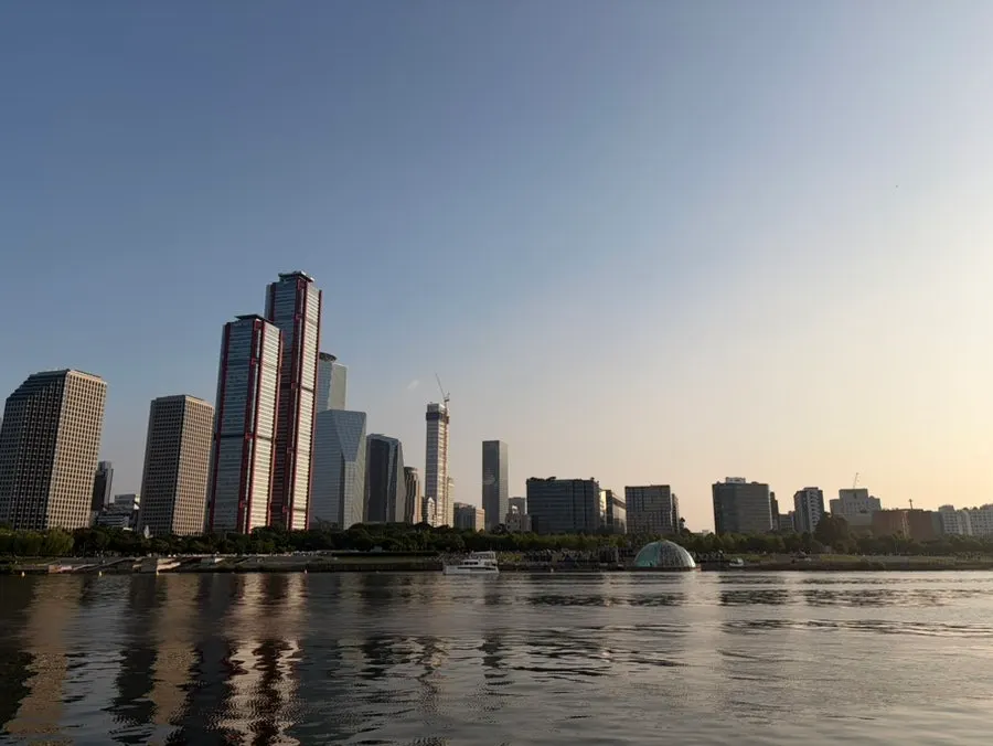 Han River yacht ride spent zoning out over the water