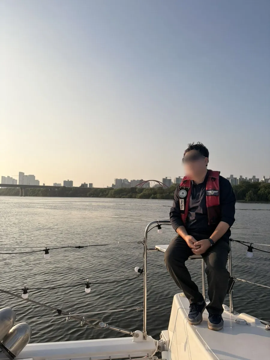 Han River sailing view toward Wonhyo Bridge and Mapo Bridge