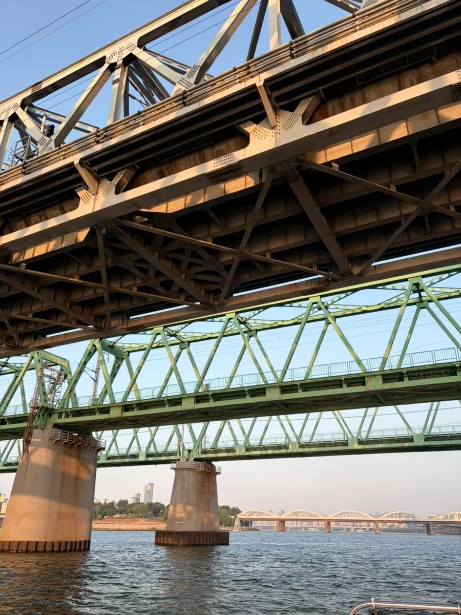 Yacht scenery moving along the Han River waves