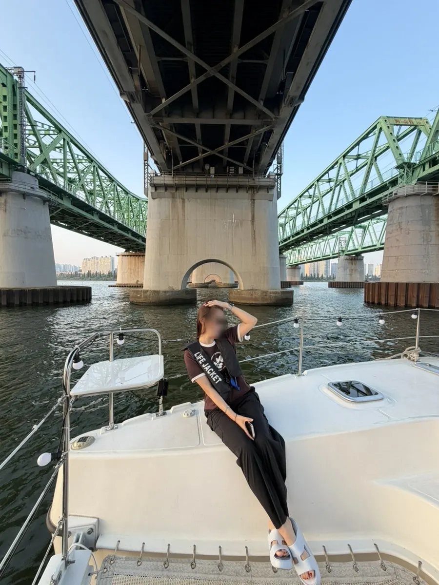 Surrounding scenery viewed from a yacht on the Han River