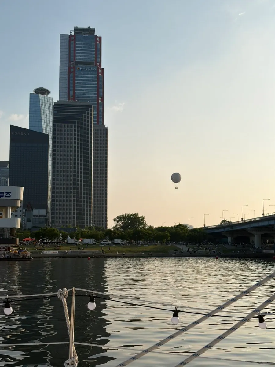 Yacht tour at a photo spot near the Hangang Railway Bridge