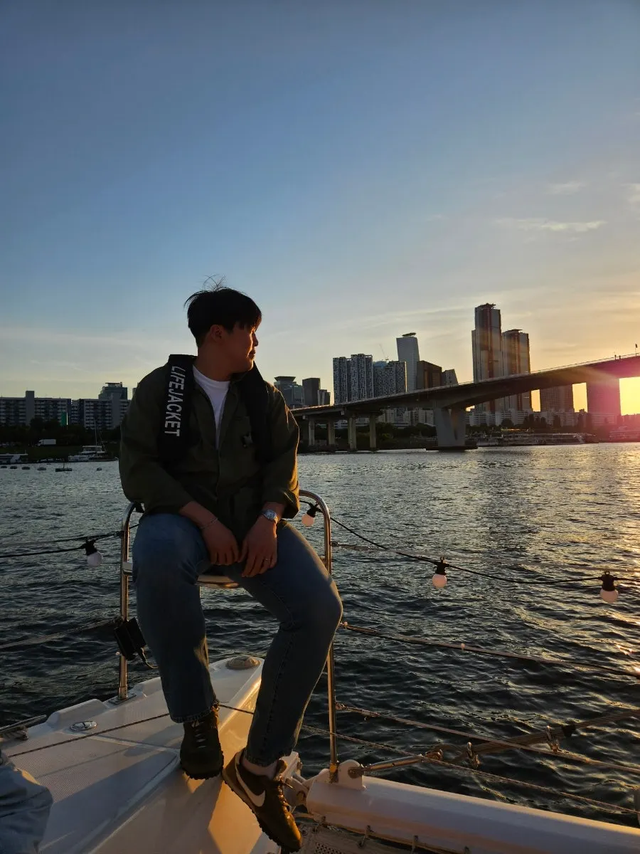 반짝이는 도심 빌딩 야경