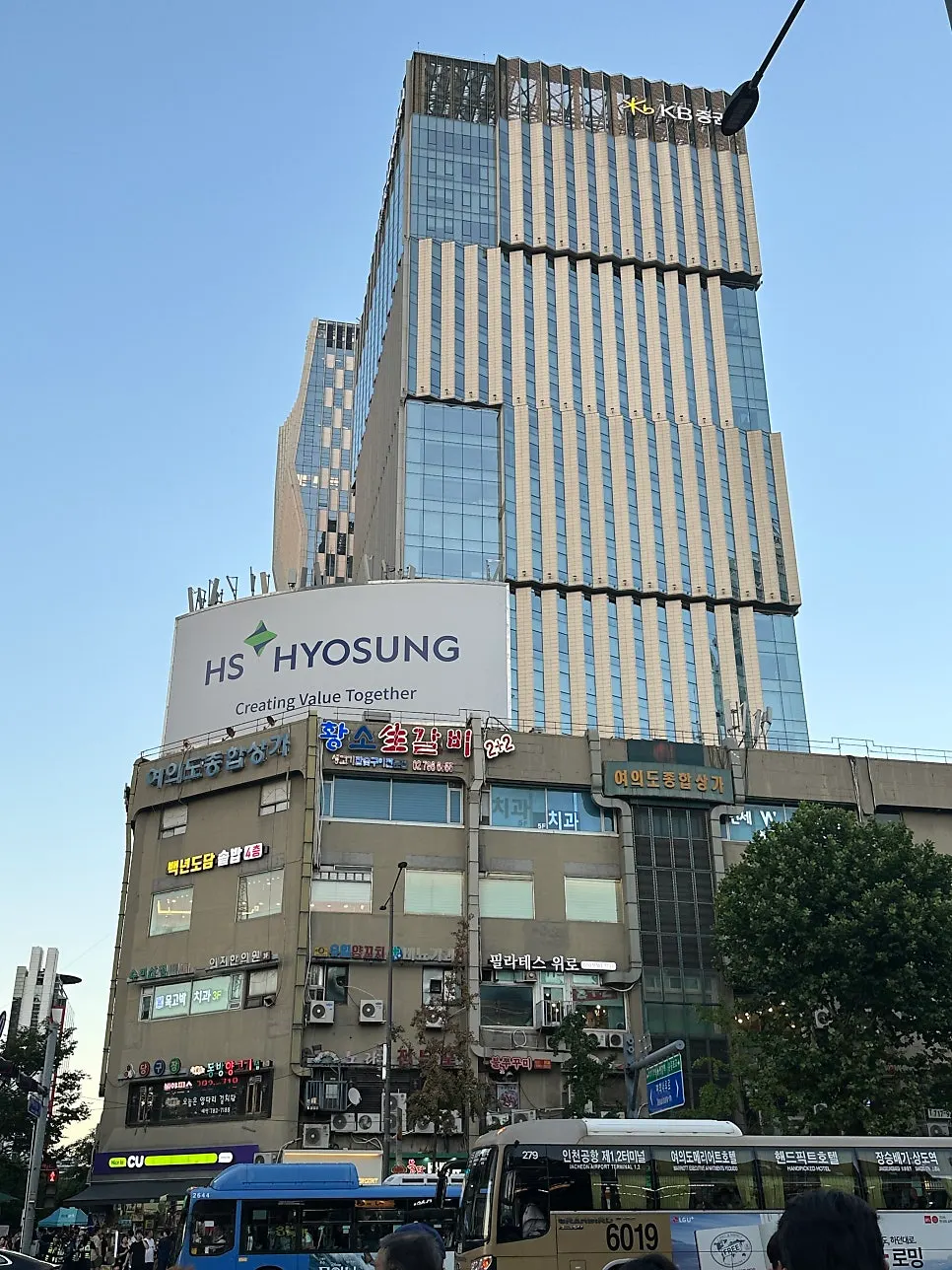육랩 여의도점으로 가는 상가 진입 통로
