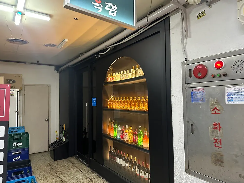 육랩 여의도점 입구 앞 어두운 톤 인테리어