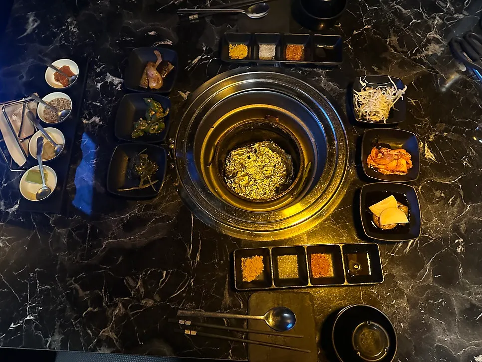 기본 반찬과 소스가 깔린 테이블 상차림