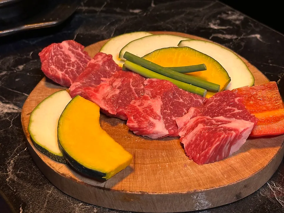 추가 주문해 예쁘게 담겨 나온 진갈비살
