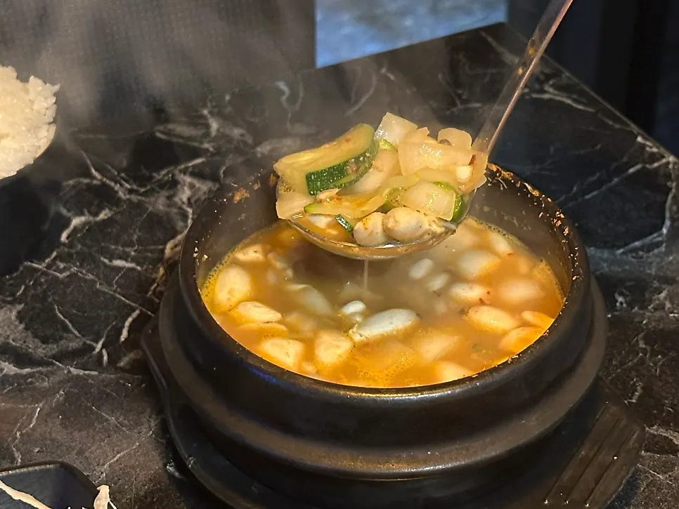 건더기가 넉넉한 된장찌개 한 뚝배기