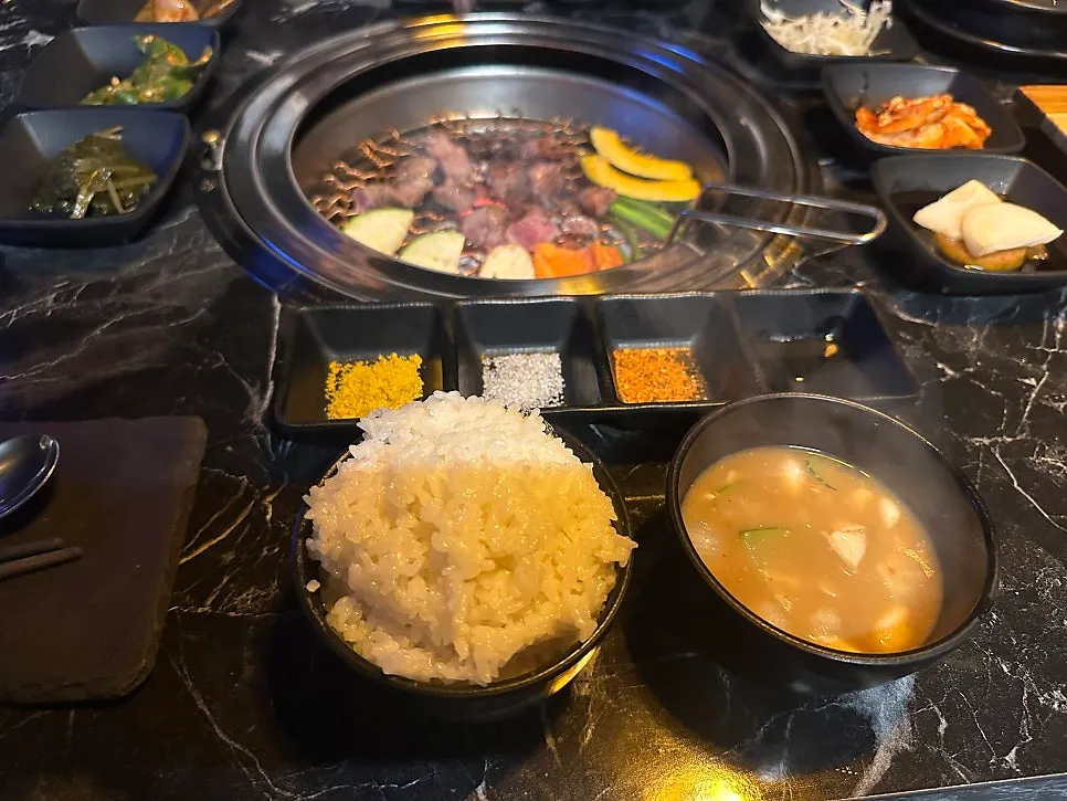 된장찌개와 흰밥을 함께 놓은 상차림