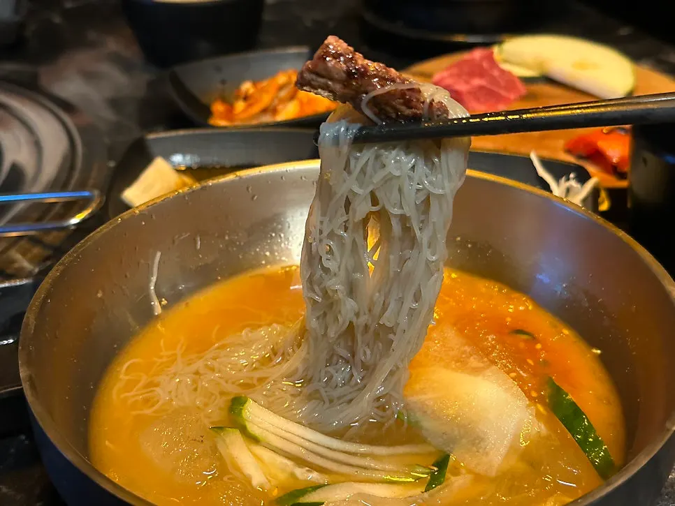 냉면 위에 마늘소갈비 한 점을 올린 조합