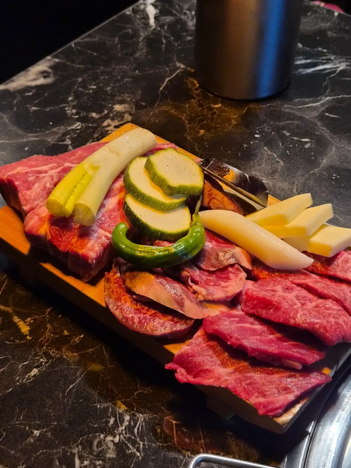 鉄板の上で焼かれる牛肉