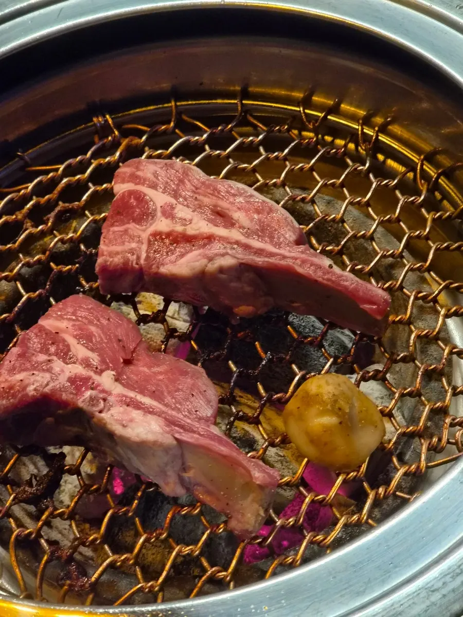 2人セットで用意された肉とサイドの一式