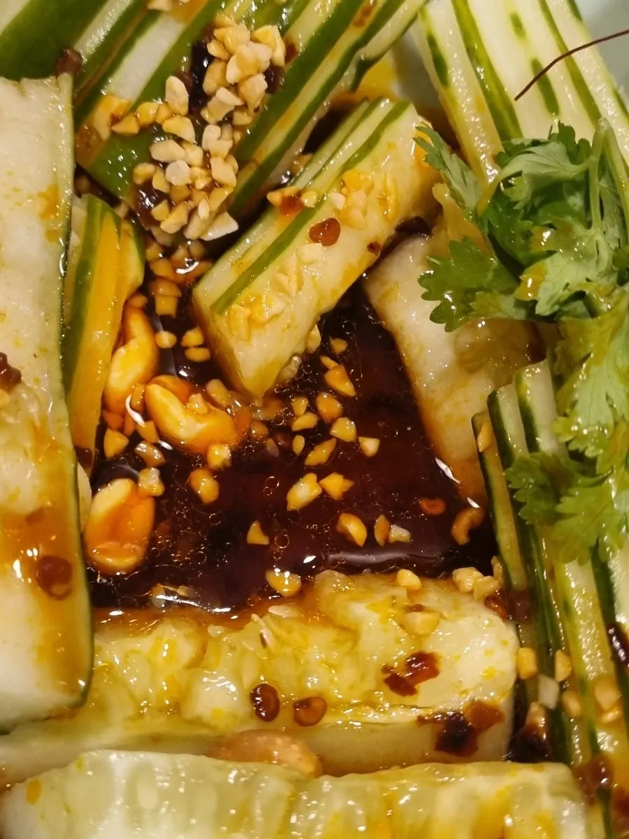 Combination of mild chicken rice and cucumber salad