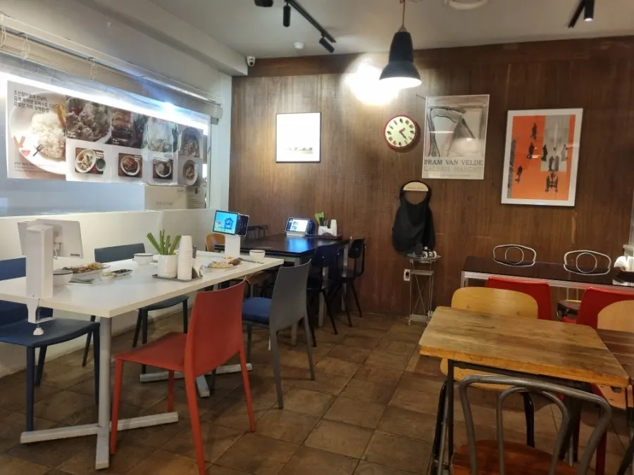 Comfortable interior atmosphere for visiting alone