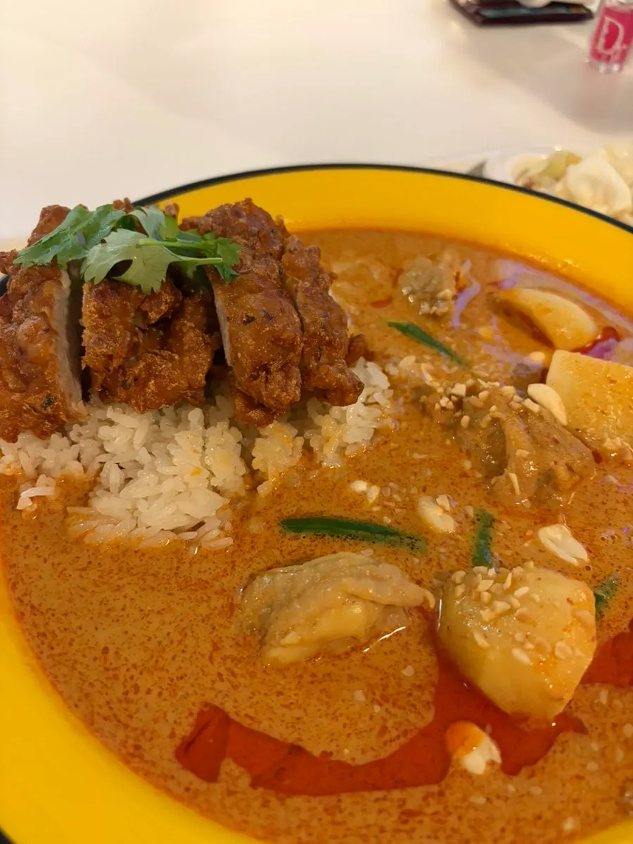 A full serving of red curry chicken rice at Jeongyun Kitchen