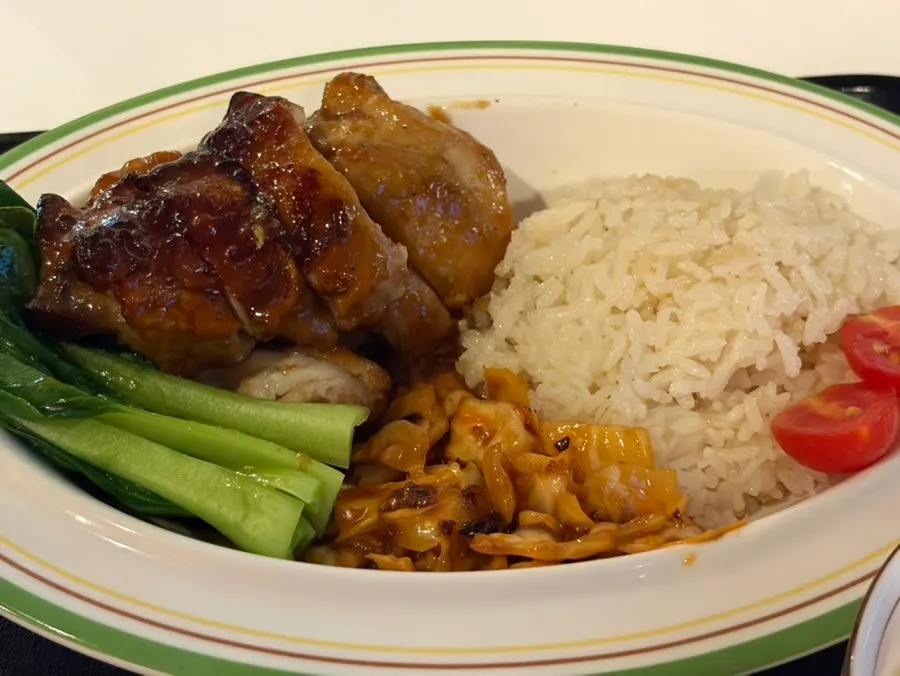 Wide shot of the red curry chicken rice at Jeongyun Kitchen