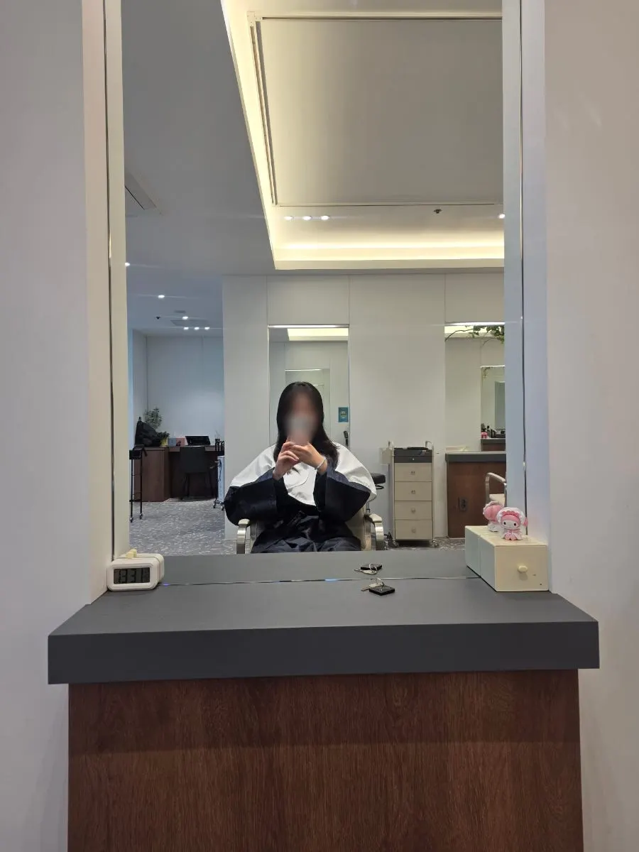 Salon mirror seat where the consultation and cut took place