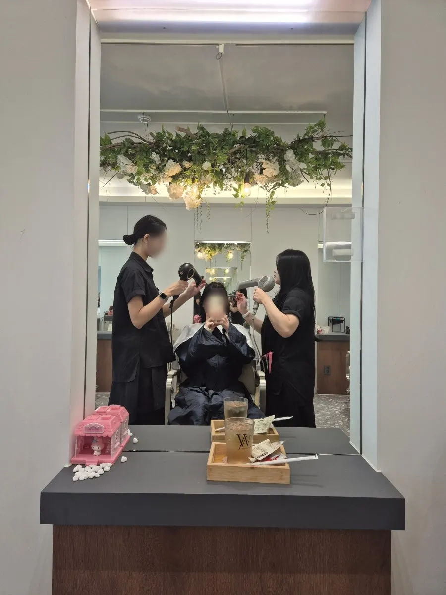 Shampoo room with regular chairs and a head spa massage chair