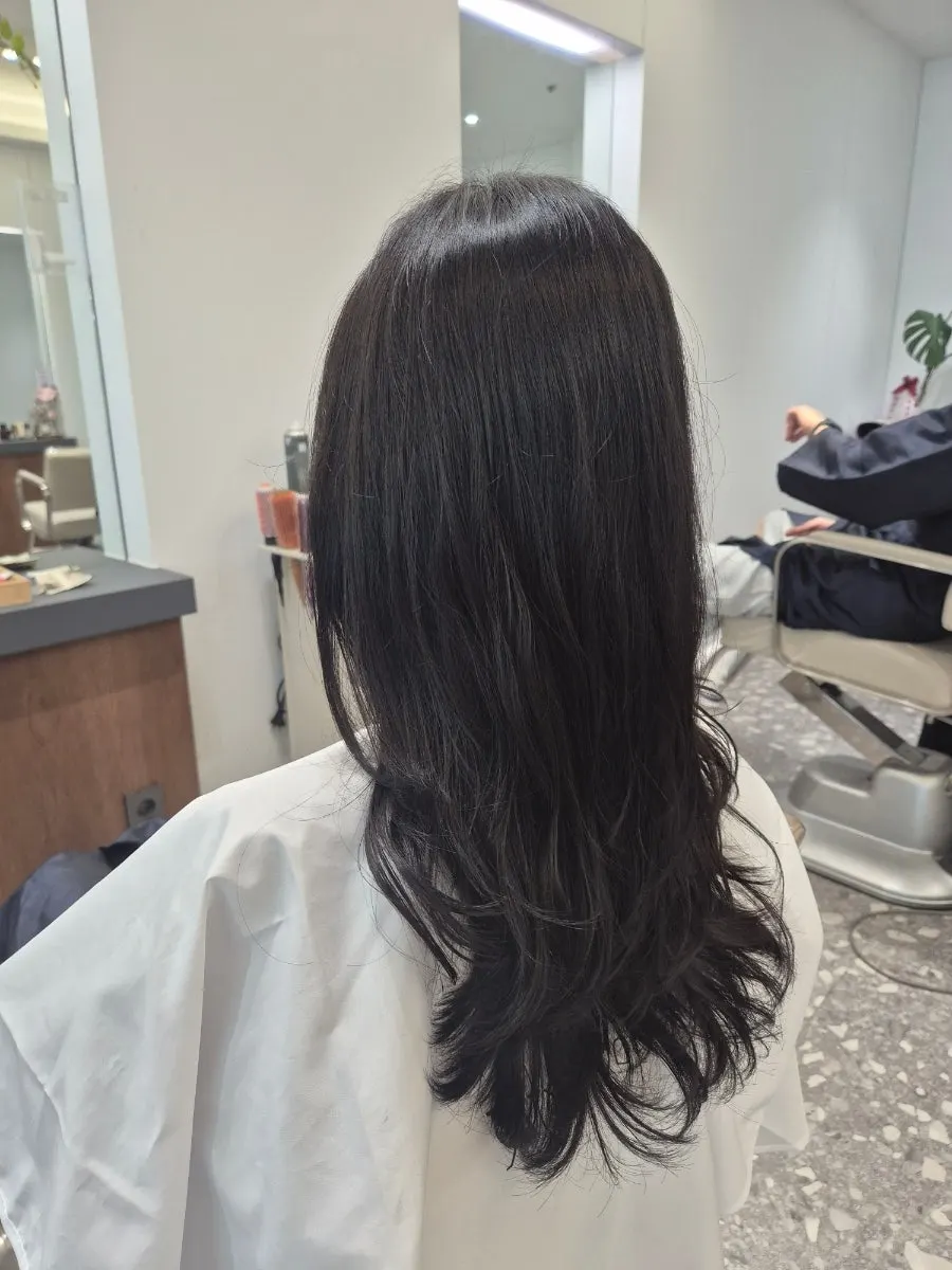 Calm, neatly finished full head dark brown dye result
