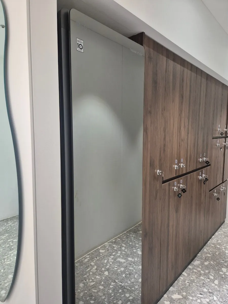 Designer's guidance and a corner of the salon