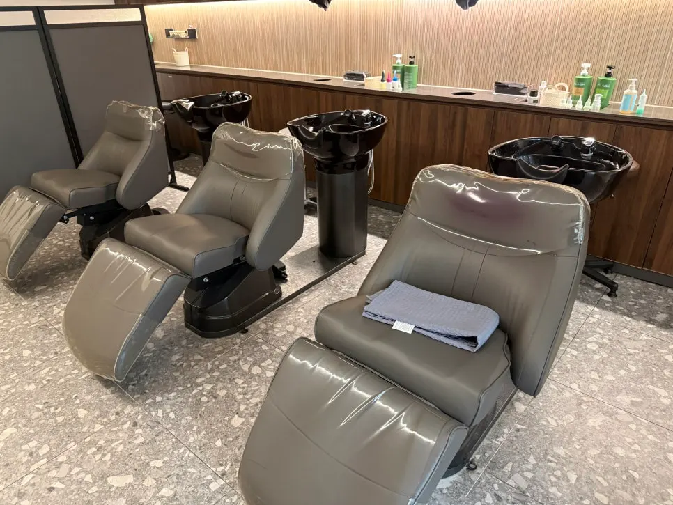 Sala de lavado de Yeum Hair con silla de masaje