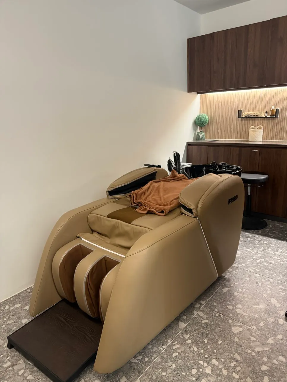 Silla de masaje en la sala de lavado de Yeum Hair
