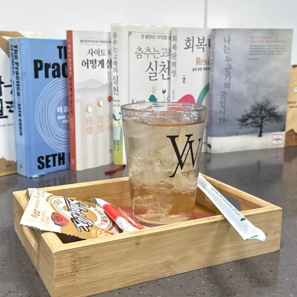 Servicio de bebidas de Yeum Hair: café y frutos secos