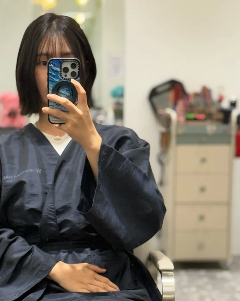 Cabello castaño terminado tras el tinte tono sobre tono 8-CB