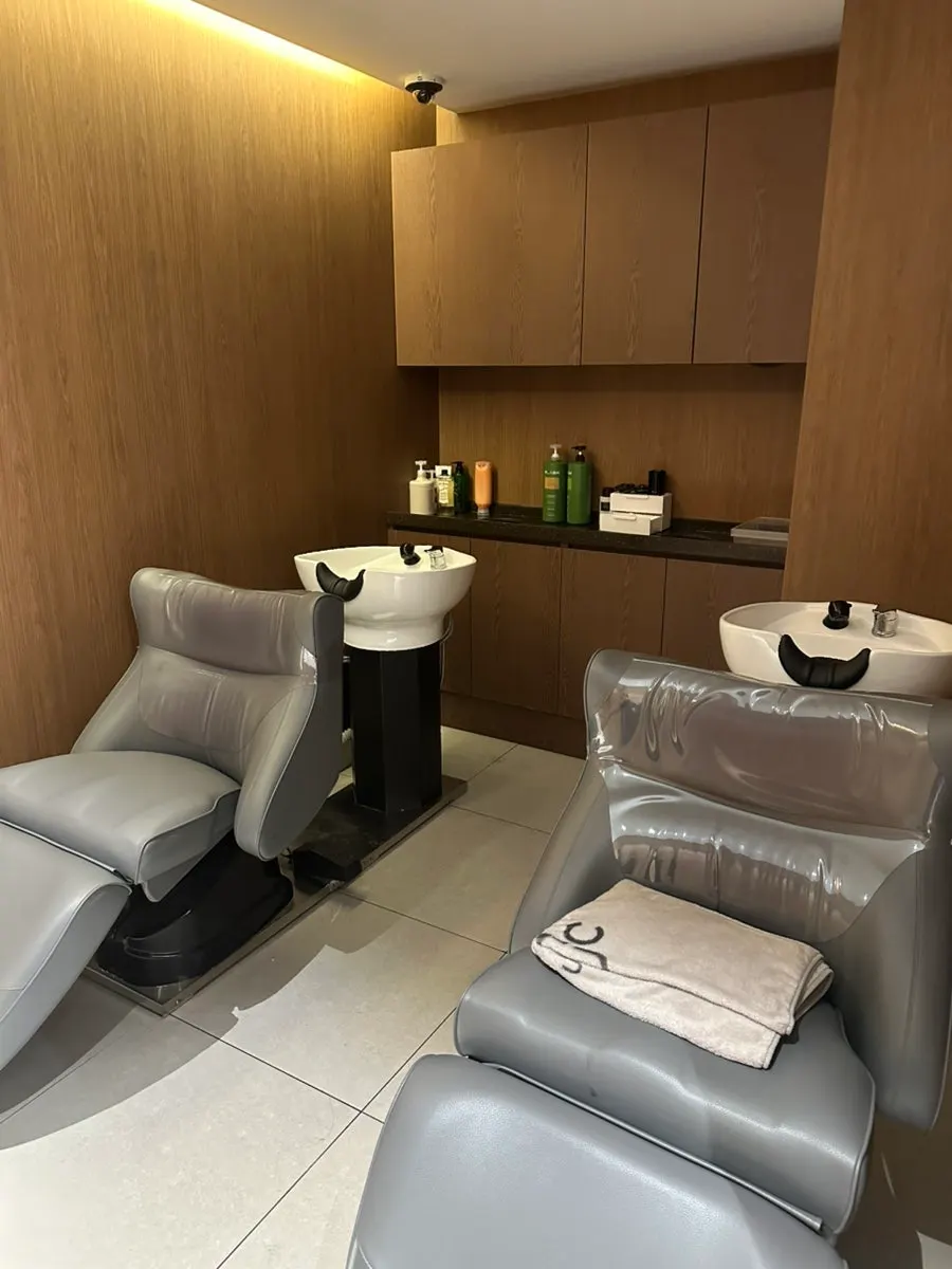 Magic setting treatment beginning at a window seat after the hair wash